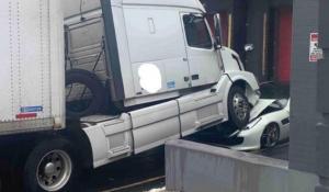 Un șofer de TIR furios a parcat camionul pe bolidul de lux al patronului, un Ferrari GTC4 Lusso