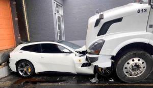 Un șofer de TIR furios a parcat camionul pe bolidul de lux al patronului, un Ferrari GTC4 Lusso