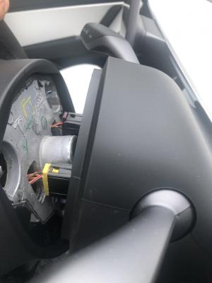 S-a rupt volanul în mers la un Tesla Model 3 nou nouț. Avea doar 550 km rulați