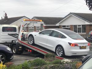 S-a rupt volanul în mers la un Tesla Model 3 nou nouț. Avea doar 550 km rulați