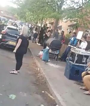 Petrecere de stradă cu DJ și grătare, scăpată de sub control în Marea Britanie. Localnicii au chemat poliția (Foto)