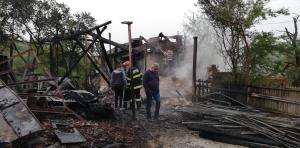 Incendiu puternic în Vâlcea. Au ars o casă, trei garaje, o mașină și un porc