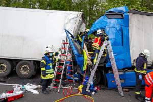 Șofer român de TIR strivit în cabină, în Germania. Imagini cumplite, după ce a intrat în plin în alt camion (video)