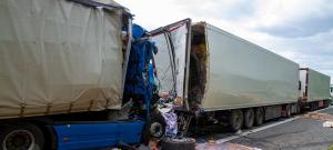 Șofer român de TIR strivit în cabină, în Germania. Imagini cumplite, după ce a intrat în plin în alt camion (video)