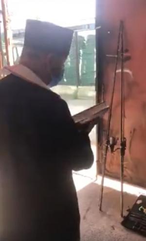 Preot chemat să sfințească lansetele, la intrarea în starea de alertă: "Se binecuvântează uneltele acestea de pescuit" (video)