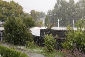 Alertă de ploi, grindină și vijelii în aproape toată țara. Vreme severă în următoarele ore