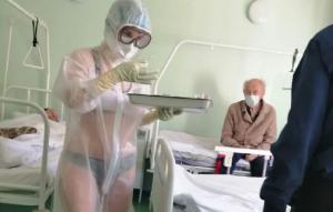 Asistentă "mustrată" după ce a venit cu un combinezon transparent, la un spital din Rusia. Pacienții, deloc deranjați