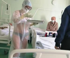 Asistentă "mustrată" după ce a venit cu un combinezon transparent, la un spital din Rusia. Pacienții, deloc deranjați