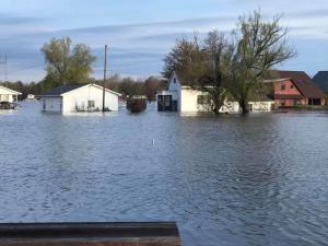 S-au rupt două baraje în Michigan, apa a intrat peste oameni în case. 11.000 de localnici, evacuați (video)