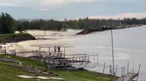 S-au rupt două baraje în Michigan, apa a intrat peste oameni în case. 11.000 de localnici, evacuați (video)