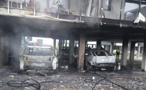 Mașini mistuite de flăcări în Cluj, incendiul s-a extins la balcoanele unui imobil