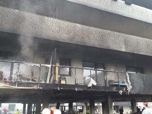 Mașini mistuite de flăcări în Cluj, incendiul s-a extins la balcoanele unui imobil
