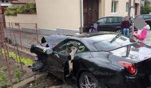 Ferrari distrus la Șugag, în Alba. Șoferul a spulberat un Ford staționat și s-a oprit în gard