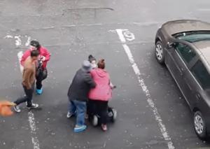 Femeie în scaun cu rotile răsturnată pe stradă, la Cluj. A intrat cu scaunul în altă femeie (video)