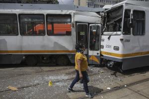 Două tramvaie s-au ciocnit în Capitală, pe Șoseaua Olteniței. Mai multe persoane sunt rănite (Video)