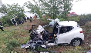 Mașina în care au murit doi tineri și bebelușul lor, în Galați, un morman de fiare aruncat în șanț