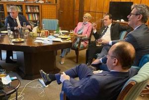 Premierul Orban și unii miniștri apar într-o fotografie fumând în birou și consumând alcool în sediul Guvernului