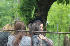 Elevi în clasa a XII-a plâng la poarta liceului, în ziua serbării de absolvire: "Au pierdut acel moment când străluceau!" (video)