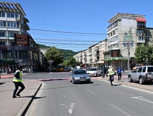 Cerșetori ridicați de pe străzi la Baia Mare și puși să măture orașul. Unii s-au tăvălit pe jos ca să nu muncească