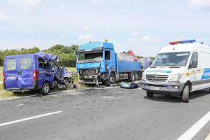 Un român mort, alți 4 răniți, într-un microbuz distrus de un camion, în Ungaria. Cinci morți în total (video)
