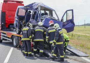 Un român mort, alți 4 răniți, într-un microbuz distrus de un camion, în Ungaria. Cinci morți în total (video)