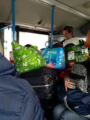 70 de români întorși din Germania, înghesuiți într-un autocar plin ochi cu bagaje pentru un drum de opt ore (Video)
