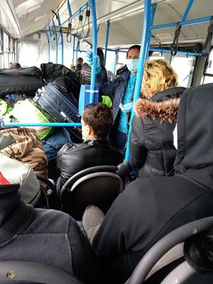 70 de români întorși din Germania, înghesuiți într-un autocar plin ochi cu bagaje pentru un drum de opt ore (Video)
