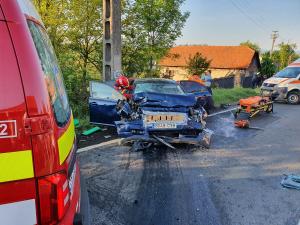 Un mort și doi răniți, mașina în care erau s-a făcut praf într-un TIR, la Coșevița, în Timiș