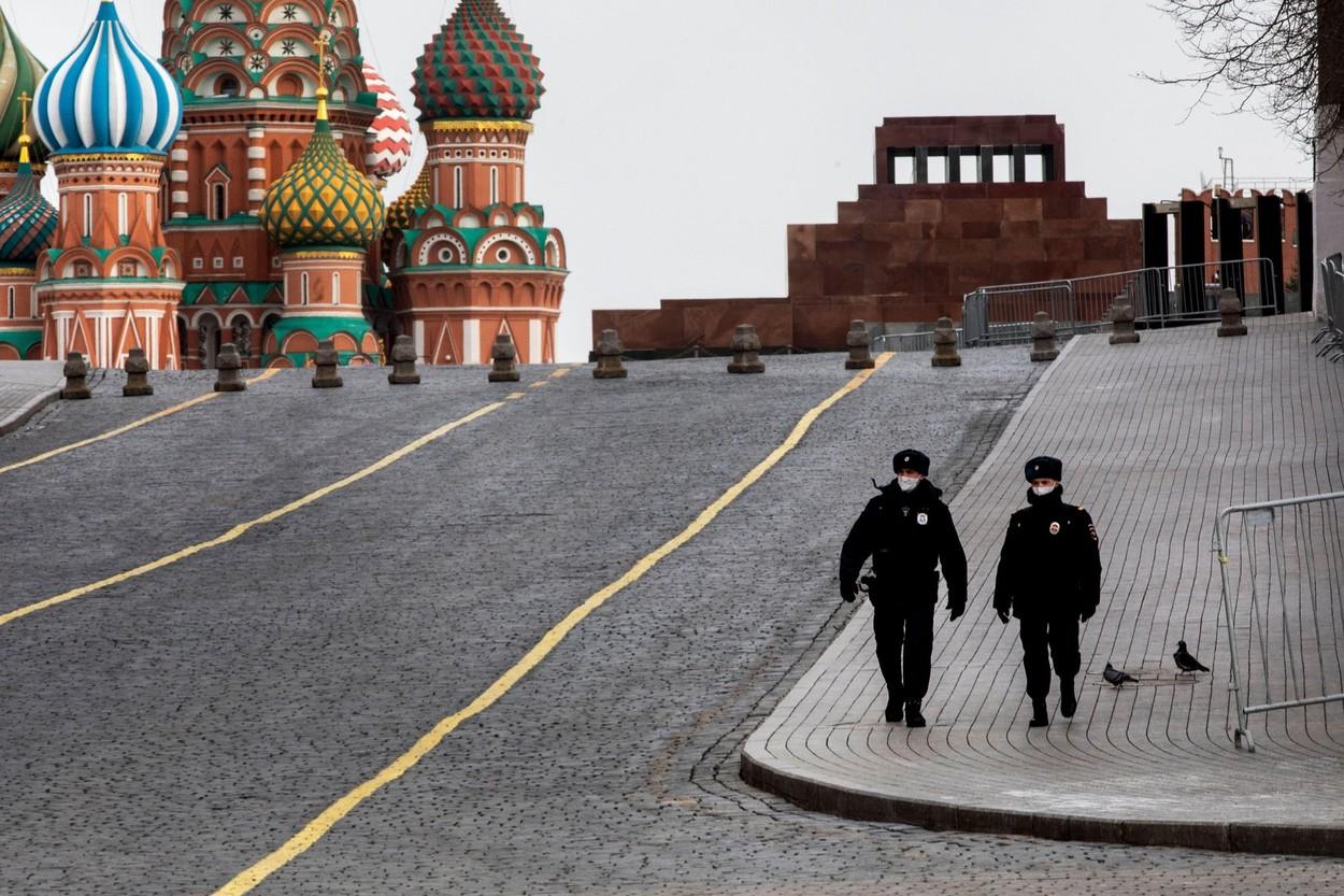 Фотосессия в москве на красной площади. Охрана красной площади. Футбол на красной площади. Парад на красной площади. Тапок на красной площади.