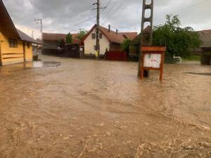 Imaginile prăpădului după potopul de seara trecută. Peste 500 de gospodării au fost inundate în Harghita (Foto)
