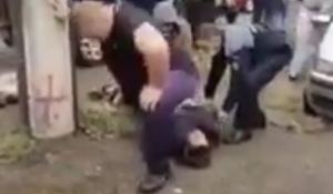 Un polițist murise, la Reșița, înainte ca un alt agent să fie filmat cu piciorul pe gâtul unui tânăr care era încătușat (video)