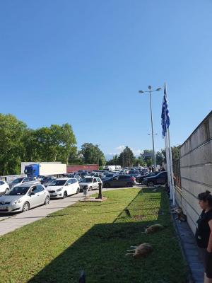 Zeci de români alături de mii de oameni așteaptă să se facă ora 12 ca să intre în Grecia fără să mai stea în carantină