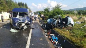Primele imagini de la locul unde doi șoferi au murit și alți 11 oameni au fost răniți, în Vrancea (video)