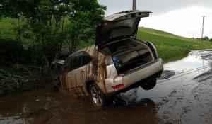 Lexus înfipt în noroiul de pe marginea drumului, în Bistrița