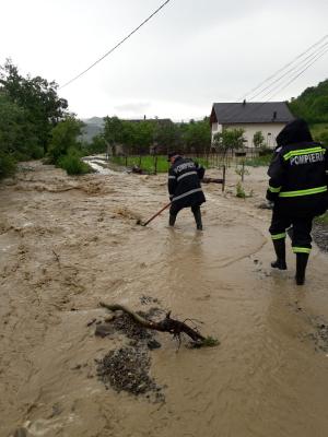 16 județe măturate de viituri și inundații, în ultimele 24 de ore. Imaginea prăpădului lăsat în urmă de ploile torențiale