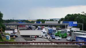Șofer român de dubă pe moarte, strivit între camionul unui alt român și cel al unui polonez, în Germania