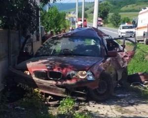 Copil de 5 ani mort în BMW-ul părinților, ieșit de pe șosea și intrat într-un stâlp și o casă, în Alba