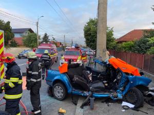 S-a încolăcit cu Passat-ul pe stâlp, în Cluj-Napoca. Trei oameni au ajuns la spital după un impact teribil (Video)