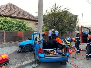 S-a încolăcit cu Passat-ul pe stâlp, în Cluj-Napoca. Trei oameni au ajuns la spital după un impact teribil (Video)