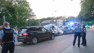 Doi români pe moarte, atacați pe stradă, în Germania, în stil mafiot. BMW-ul lor, blocat de un Mercedes