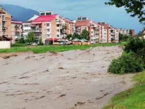 Dezastrul din Valea Jiului, filmat din elicopter de ISU Hunedoara. Puhoaiele au inundat zeci de gospodării (Video)