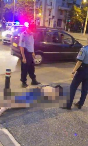 Un scandalagiu încătușat de mâini și de picioare de polițiști a murit după câteva zeci de minute, pe stradă, în București