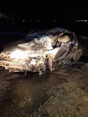 Imagini de la tragedia din Urziceni. Doi morți după ce o mașină a intrat cu viteză într-un camion