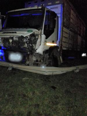 Imagini de la tragedia din Urziceni. Doi morți după ce o mașină a intrat cu viteză într-un camion
