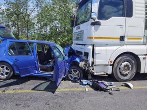 Un Volkswagen s-a înfipt sub un TIR pe DN1, în Alba. Șoferul mașinii a fost aruncat pe șosea (Video)