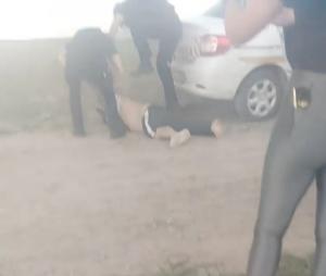 Căruțaș întins pe jos și bătut de polițiști și jandarmi, la Mihail Kogălniceanu, în Tulcea: "Îl băgați în portbagaj?" (video)