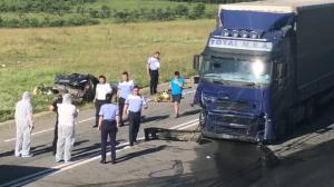 Primele imagini cu mașina în care au murit trei oameni, lângă Cluj. Au intrat direct într-un TIR (video)