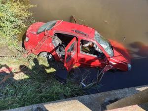 Renault scufundat cu totul într-un canal, în Arad. Doi bătrâni au murit înainte să știe ce li se întâmplă