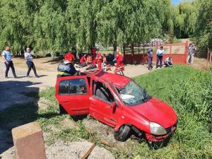 Renault scufundat cu totul într-un canal, în Arad. Doi bătrâni au murit înainte să știe ce li se întâmplă