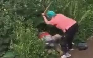 O bătrână a întrerupt momentul de iubire dintre doi tineri atacându-i cu o bucată de lemn, în Rusia